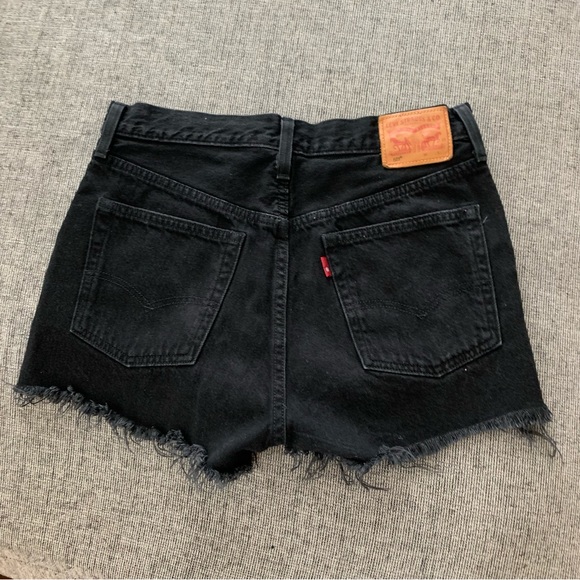 Levi’s 501 Faded Black Distressed Frayed Hem Shorts size 27 Cotton Button Fly - Picture 5 of 9
